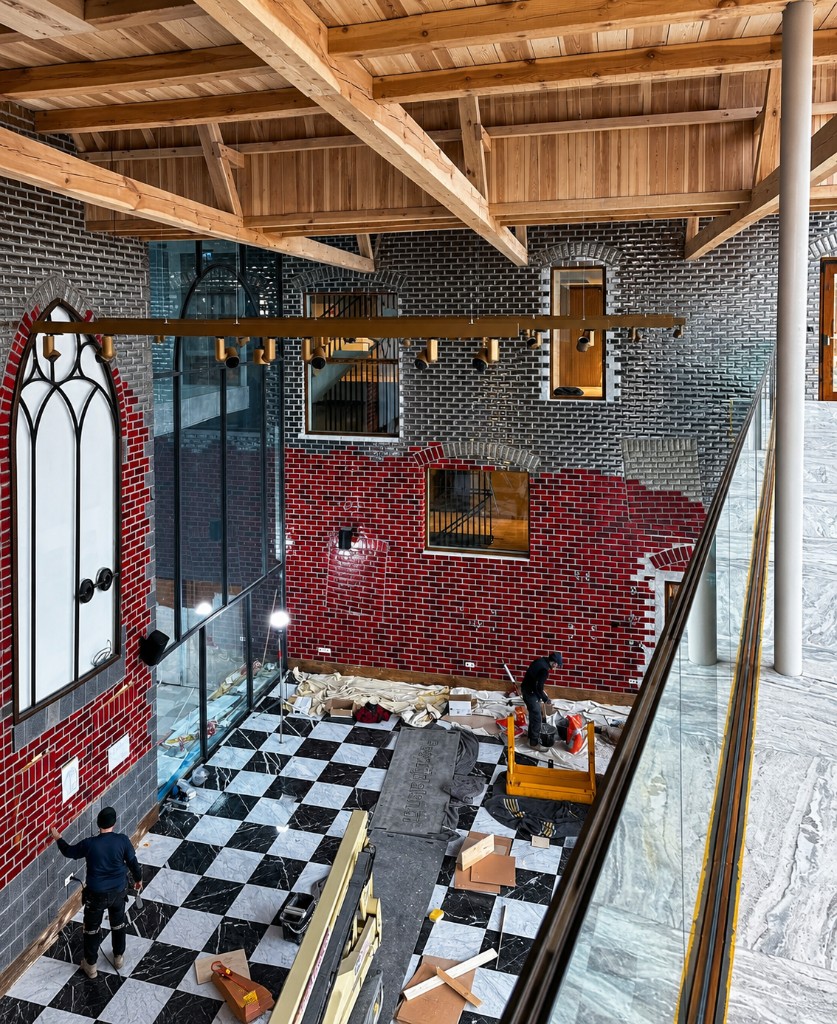Vakmensen aan het werk op een afbouwproject